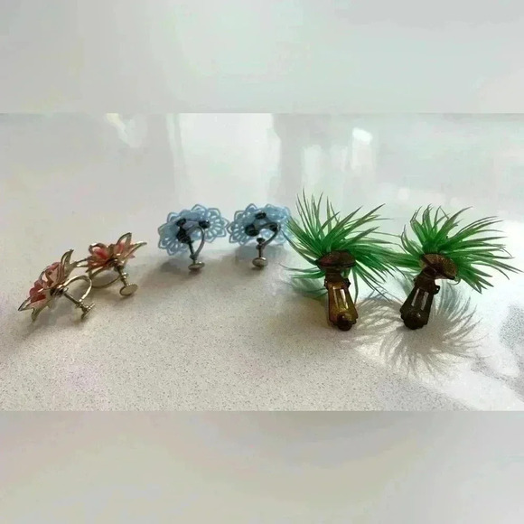 VINTAGE 50s Costume Screw Back and Clip On Earrings - Picture 3 of 6